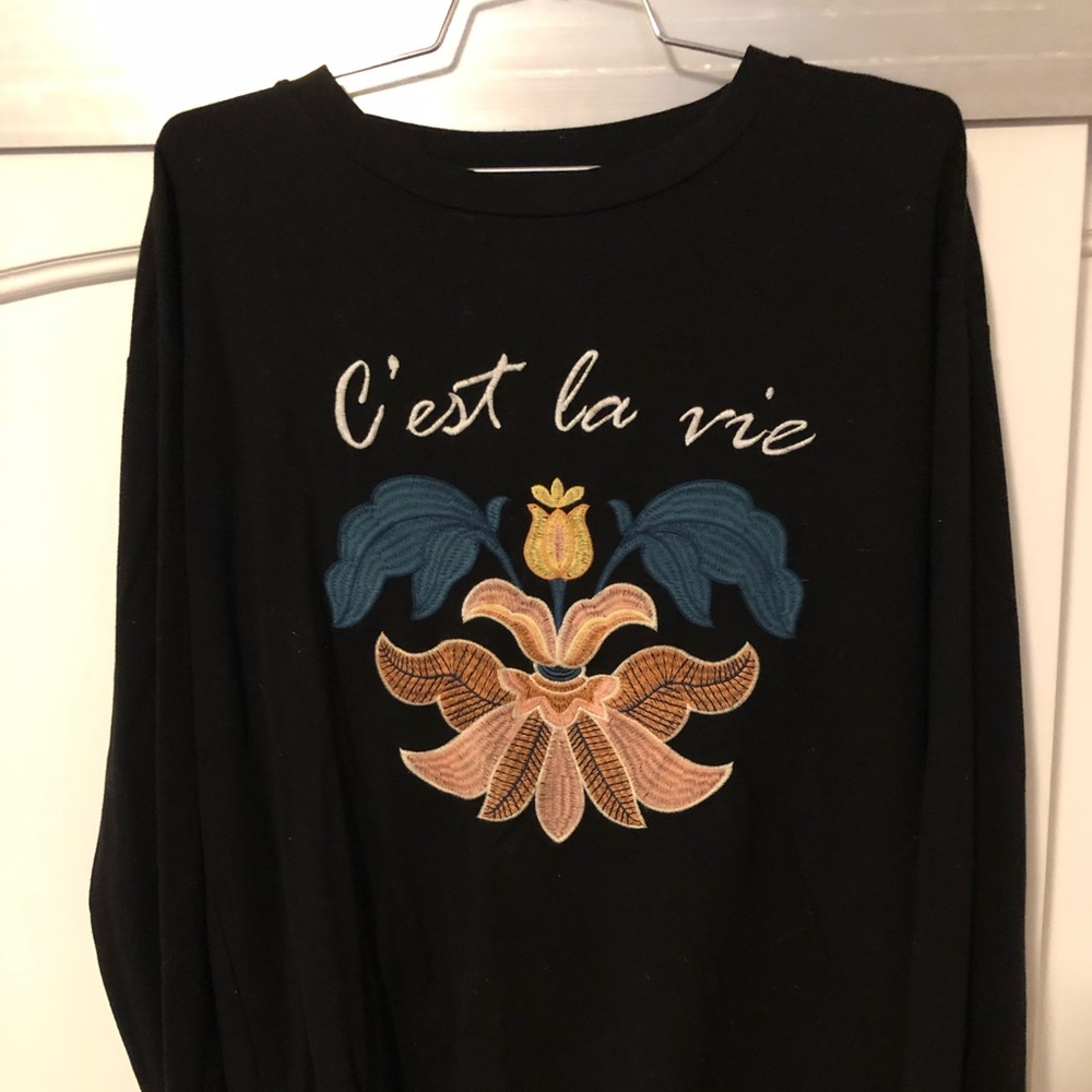 Crewneck sweatshirt with embroidered design